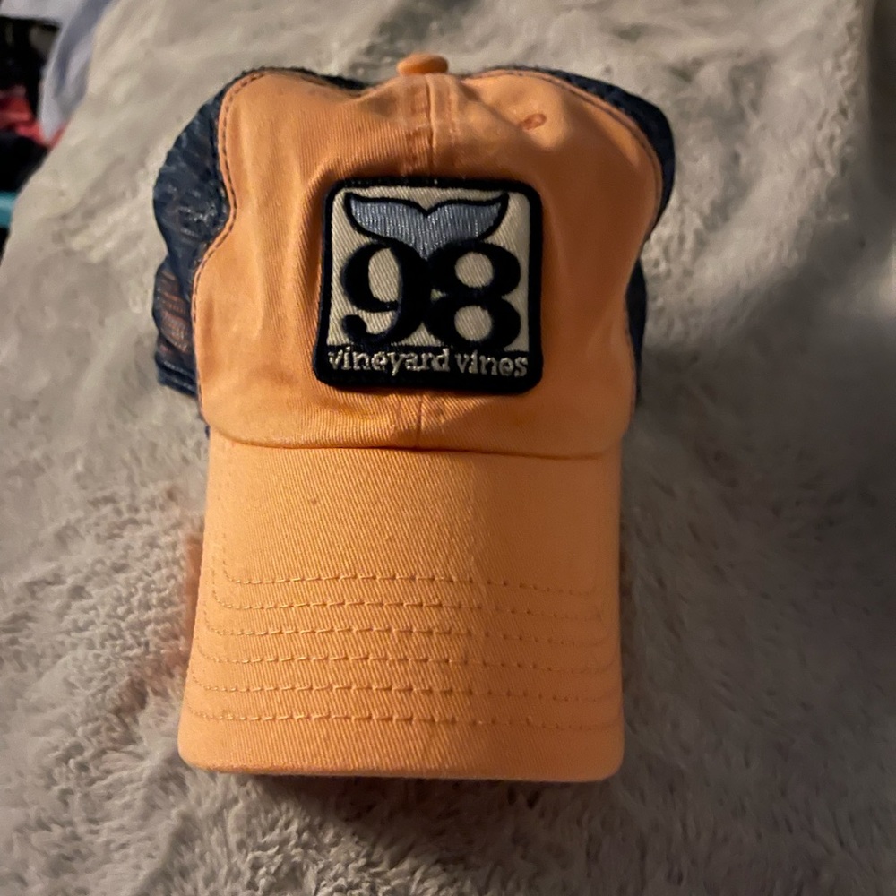 VINEYARD VINES ‘98 WHALE LOGO VELCRO ADJUSTABLE HAT.